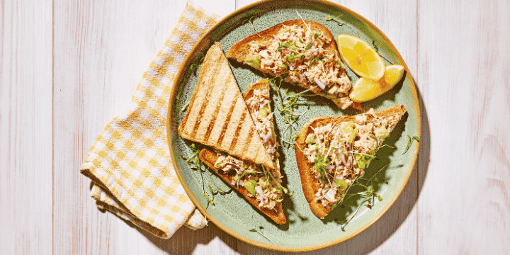 Toast met huisgemaakte tonijnsalade en tuinkers
